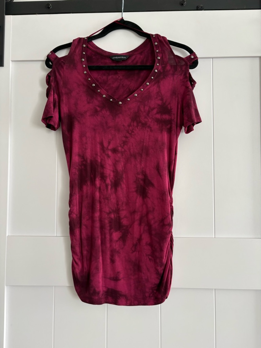 Rock & Republic V-neck Tee in Deep Burgundy